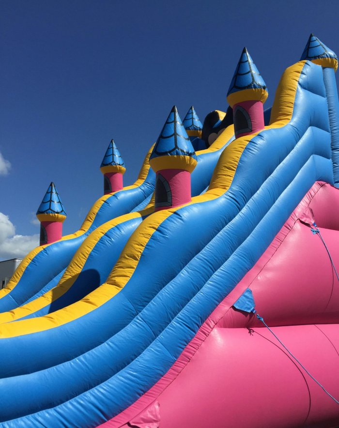 Castillos hinchables - Apertura de piscina 2026